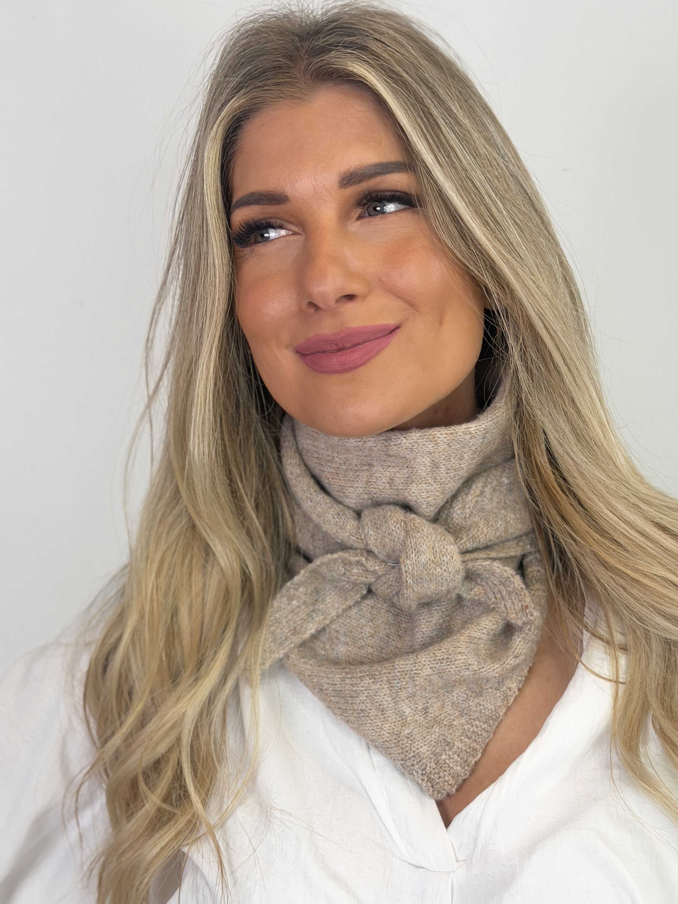 Dacy - Blødt trekantet tørklæde i strik